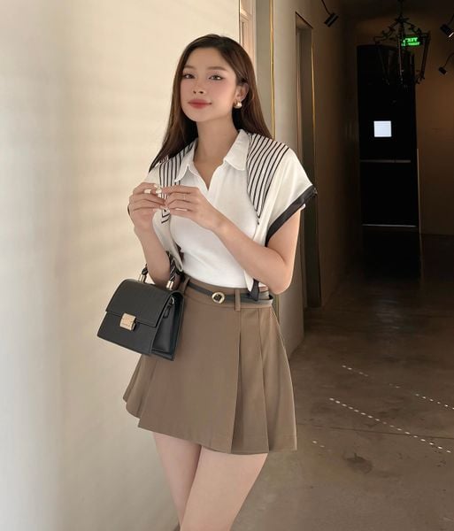 Người mẫu mặc Quần váy ngắn xếp ly có đỉa - V3347 màu nâu