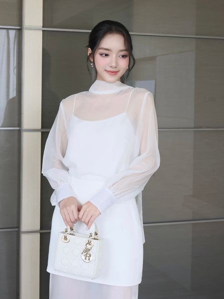 Người mẫu mặc Áo kiểu cổ lật phối voan tơ - A4320T màu trắng