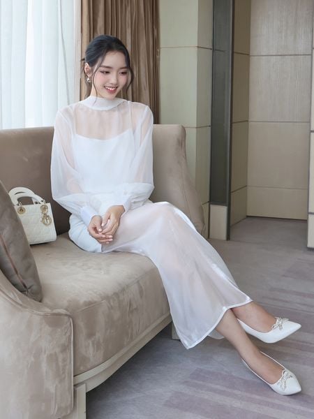 Người mẫu mặc Áo 2 dây lụa cát bản nhỏ - A4319T màu trắng