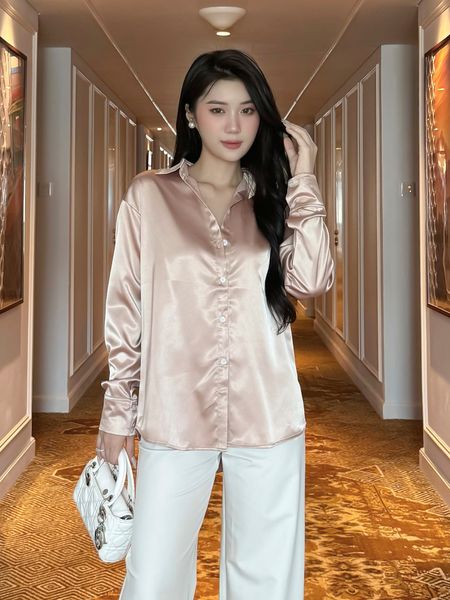 Người mẫu mặc Áo sơ mi công sở vải lụa mát - TK18 màu hồng