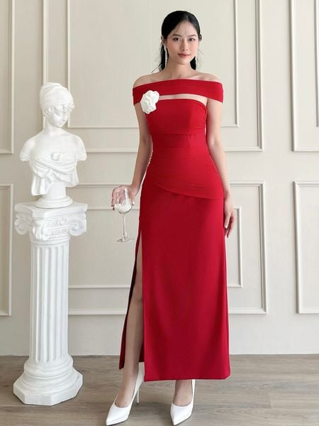Người mẫu mặc Đầm body xẻ tà phối dây choàng - D3970B màu đỏ