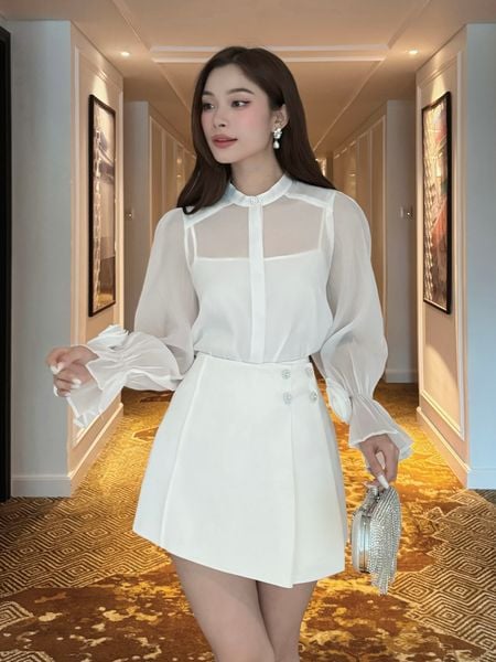 Người mẫu mặc Set áo kiểu sơ mi phối chân váy - K3687 màu trắng