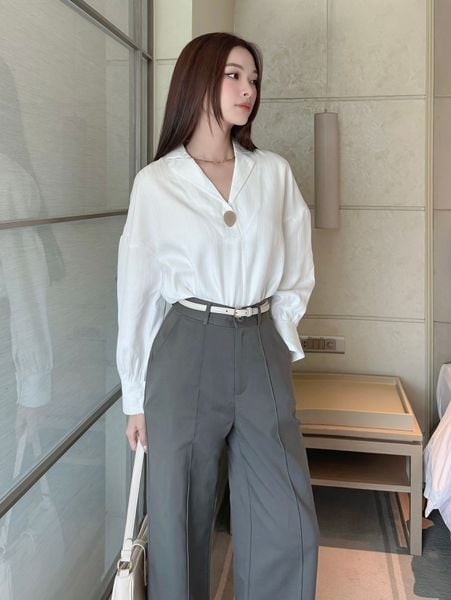 Người mẫu mặc Áo sơ mi tay dài nhún phồng - A3642 màu trắng
