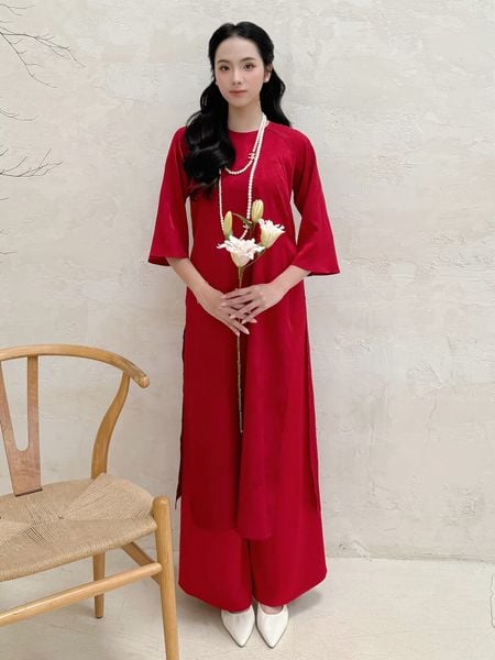 Người mẫu mặc Set áo dài raglan form suông - K4177T trắng kem