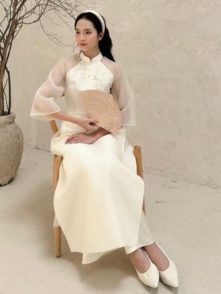 Người mẫu mặc Set áo dài raglan kết hoa mai - K4180A