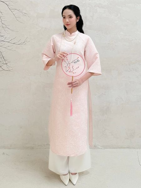 Người mẫu mặc Set áo dài raglan vân nổi - K4182A hồng