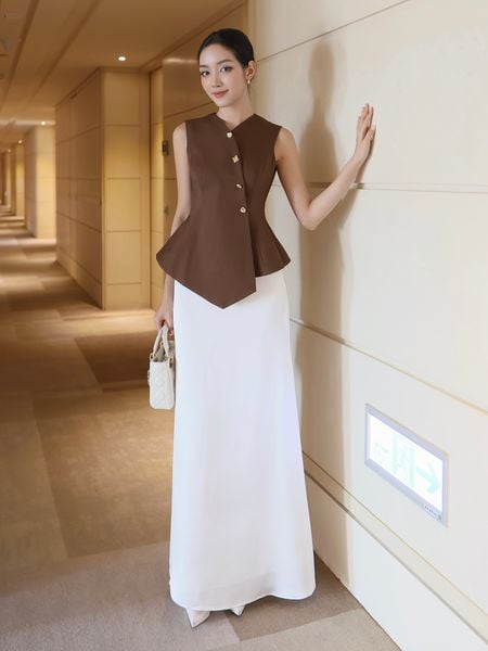 Người mẫu mặc Chân váy dài đuôi cá dáng suông - V4302B màu trắng