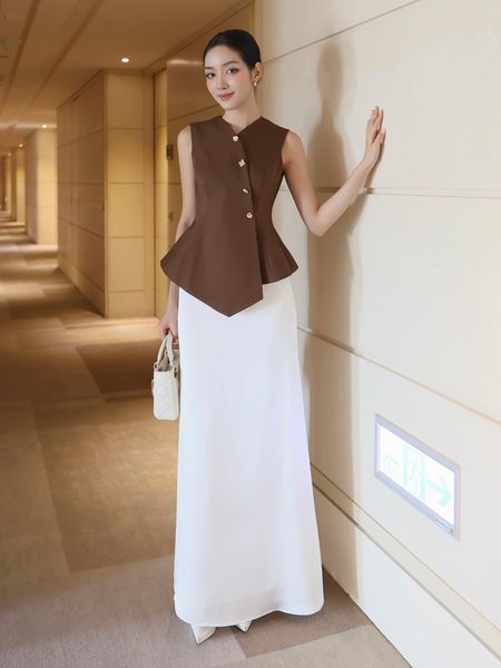 Người mẫu mặc Áo gile tà xéo không tay - A4312A màu nâu