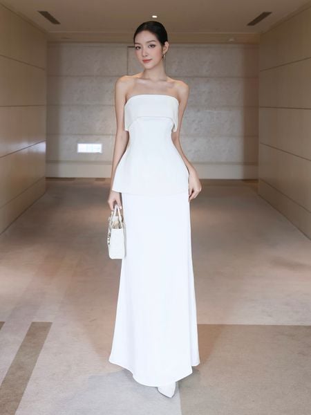 Người mẫu mặc Áo kiểu peplum trễ vai phủ vạt – A4289A màu trắng