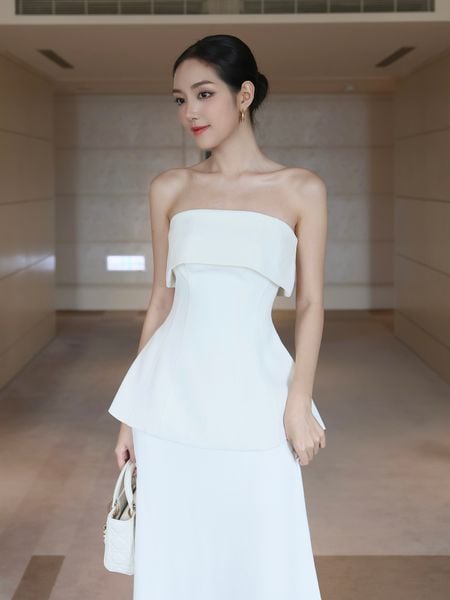 Người mẫu mặc Áo kiểu peplum trễ vai phủ vạt – A4289A màu trắng