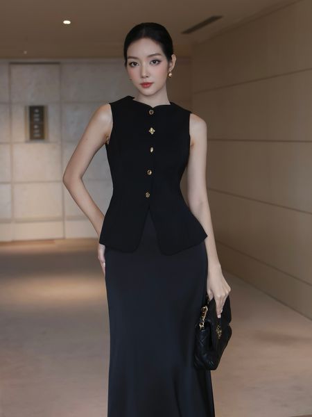 Người mẫu mặc Áo kiểu công sở form peplum - A4321A màu đen