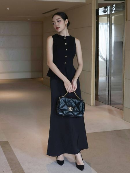 Người mẫu mặc Áo kiểu công sở form peplum - A4321A màu đen