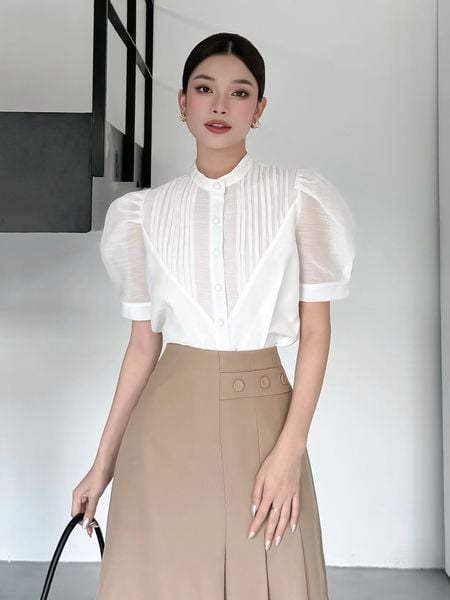 Người mẫu mặc Áo sơ mi tay ngắn xếp phồng - A3753T màu trắng