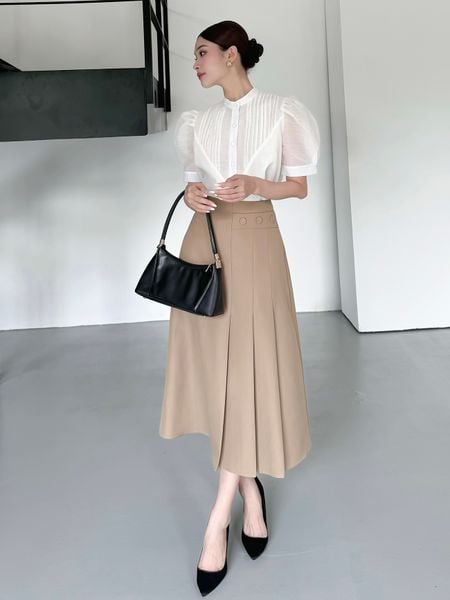 Người mẫu mặc Áo sơ mi tay ngắn xếp phồng - A3753T màu trắng