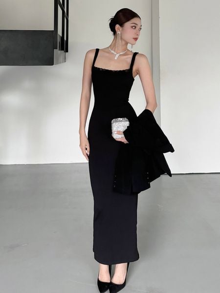 Người mẫu mặc Đầm body 2 dây phối ren ngực - D3737