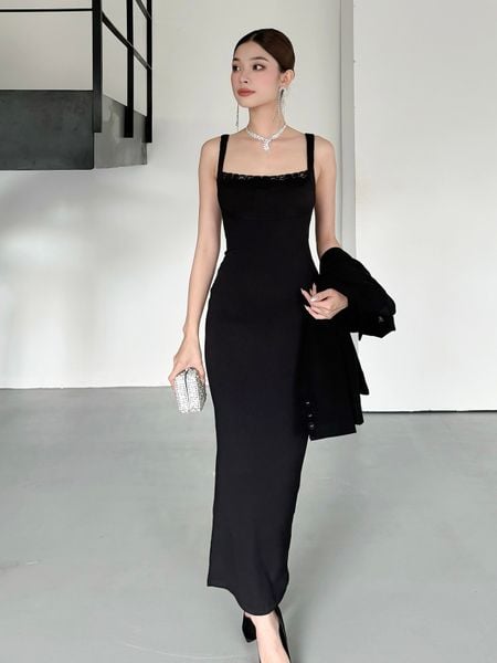 Người mẫu mặc Đầm body 2 dây phối ren ngực - D3737