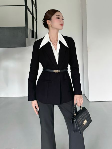 Người mẫu mặc Áo khoác vest tay dài basic - A3710A màu đen