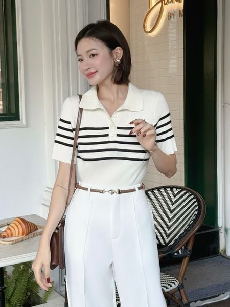 Người mẫu mặc Áo dệt kim sọc ngang cổ polo - A4191V màu trắng