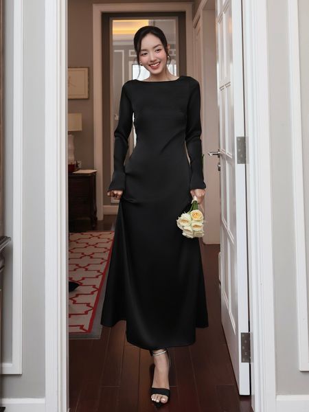 Người mẫu mặc Đầm dự tiệc dài dáng suông - D4268B màu đen