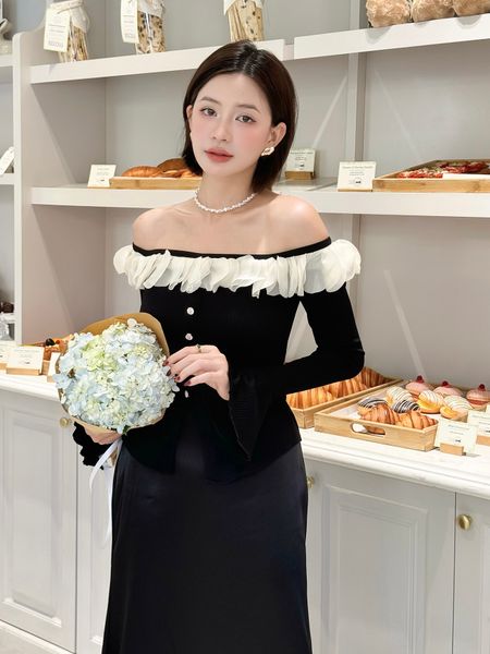 Người mẫu mặc Áo kiểu trễ vai xếp viền bèo - A4161T