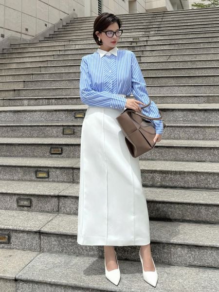 Người mẫu mặc Áo sơ mi công sở sọc xanh - A4017A
