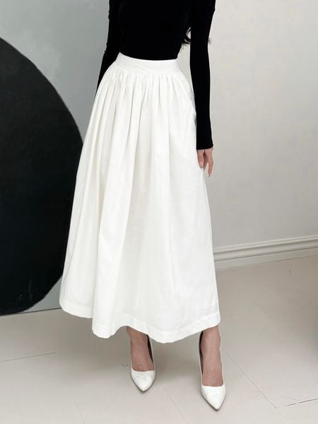 Người mẫu mặc Chân váy dài xếp ly xòe rũ - V3323 màu trắng