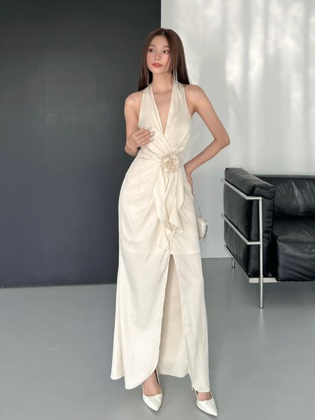 Người mẫu mặc Đầm dài dự tiệc cổ yếm kết hoa - D3604 màu kem