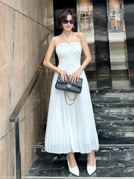 Người mẫu mặc Đầm cúp ngực phối dây cổ yếm - D3806Q màu trắng
