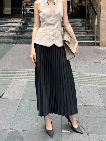 Người mẫu mặc Chân váy dài xếp ly có đỉa - V2662 màu trắng