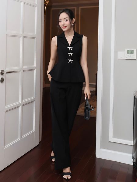 Người mẫu mặc Áo kiểu peplum dự tiệc cổ V - A4256A màu đen