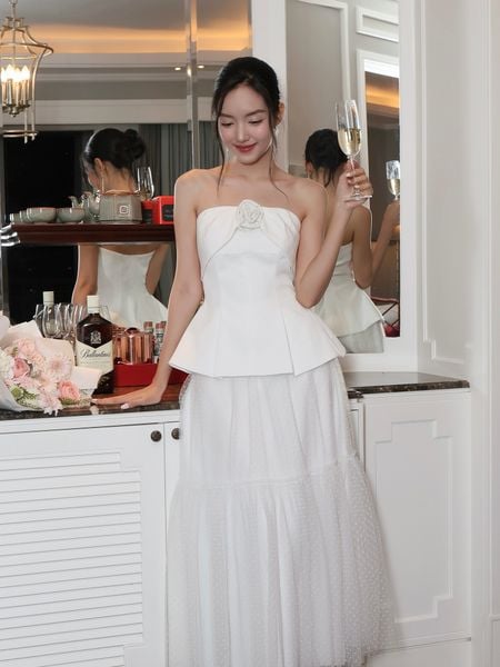 Người mẫu mặc Áo kiểu peplum kết hoa vải - A4254A màu trắng