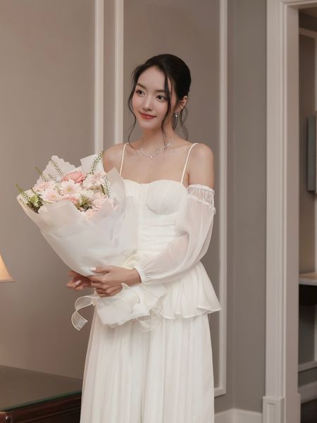 Người mẫu mặc Đầm peplum ren lưới phối sequin - D4267 trắng