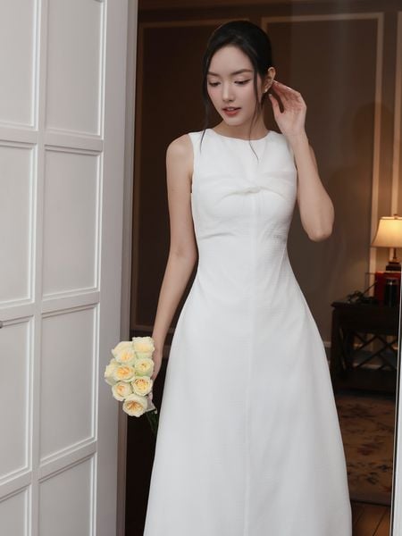 Người mẫu mặc Đầm dự tiệc dài xòe xoắn ngực - D4265B màu trắng