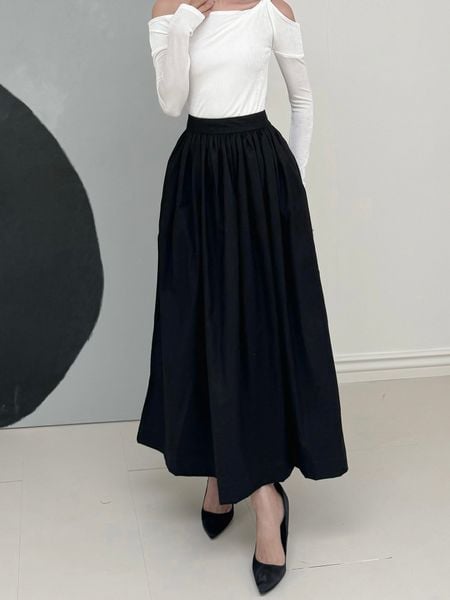 Người mẫu mặc Chân váy dài xếp ly xòe rũ - V3323 màu trắng