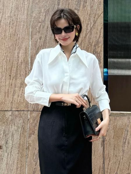 Người mẫu mặc Áo sơ mi tay dài form rộng - A3665 màu trắng