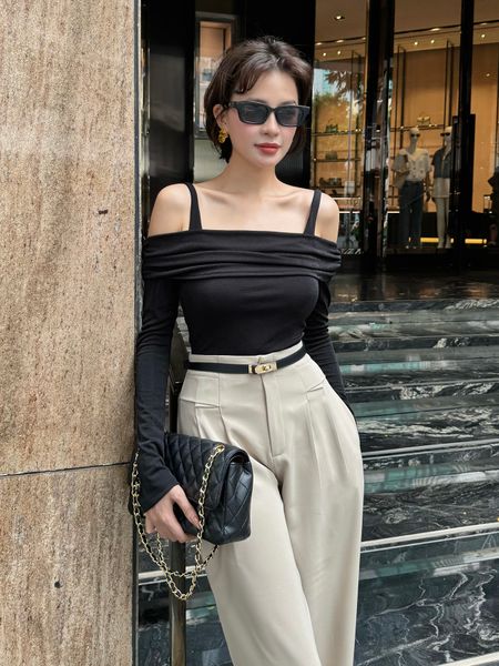 Người mẫu mặc Áo thun 2 dây tay dài nhún vải - A3862Q màu đen