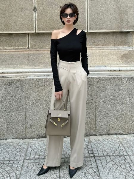 Người mẫu mặc Áo thun tay dài khoét vai - A2267 màu đen