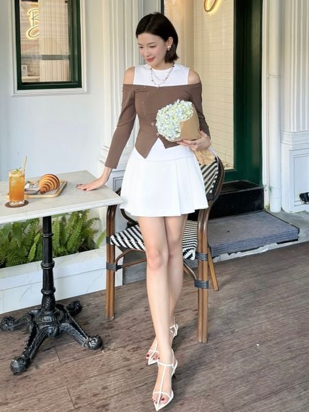 Người mẫu mặc Áo kiểu layer trễ vai tay dài - A4192Q màu nâu