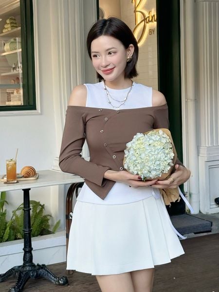 Người mẫu mặc Áo kiểu layer trễ vai tay dài - A4192Q màu nâu