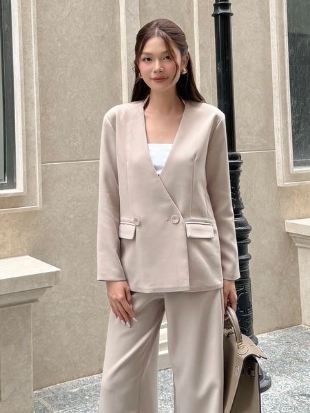 Người mẫu mặc Áo blazer tay dài cổ V - A3617 nude