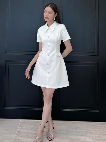 Người mẫu mặc Đầm ngắn công sở phối cổ sơ mi - D3682A màu trắng
