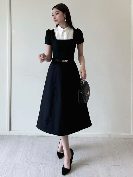 Người mẫu mặc Đầm xòe cổ vuông phối cổ trắng - D3787B màu đen