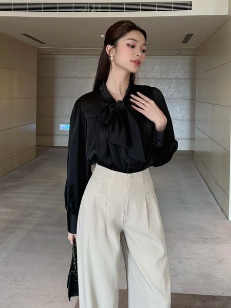 Người mẫu mặc Áo sơ mi công sở tay dài thắt nơ - A1104 màu trắng