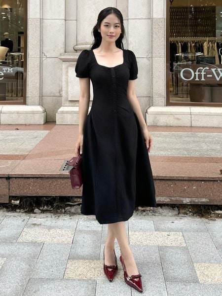 Người mẫu mặc Đầm dự tiệc chữ A dài nhún vải - D4108A màu đen