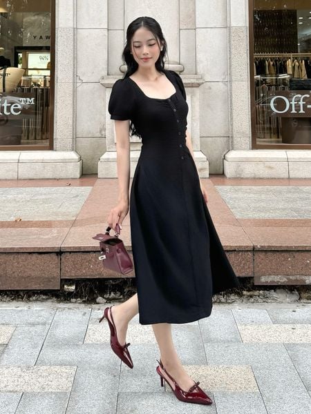 Người mẫu mặc Đầm dự tiệc chữ A dài nhún vải - D4108A màu đen
