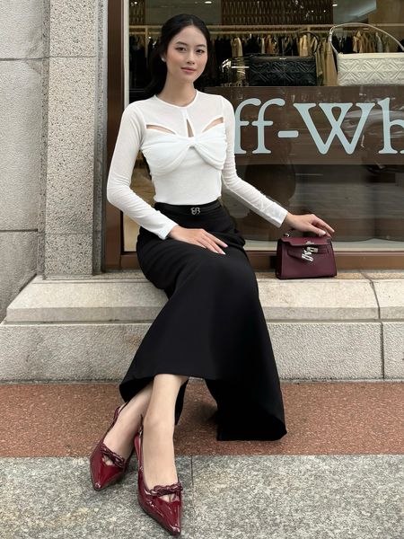 Người mẫu mặc Áo thun tay dài xếp nhún ngực - A4157A màu trắng