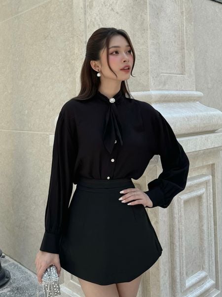 Người mẫu mặc Quần váy ngắn lưng cao - V1258 màu trắng