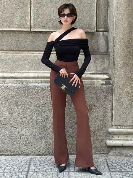 Người mẫu mặc Áo thun tay dài vai chéo có vạt - A3974T màu đen