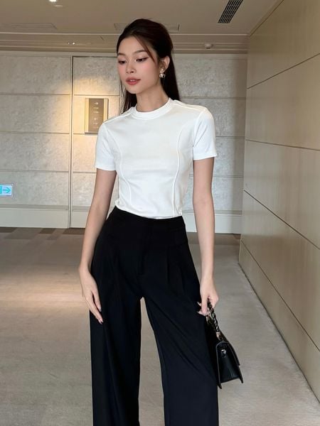 Người mẫu mặc Áo thun tay ngắn cổ tròn - A2203S màu trắng