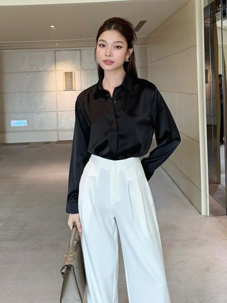 Người mẫu mặc Áo sơ mi công sở vải lụa mát - A2379 màu đen